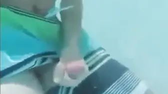 Amateur se masturba solo bajo el agua en público al aire libre