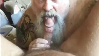 Daddy bear gives amateur blowjob and takes a cumshot