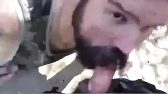 Papai barbudo dá gozada no rosto na floresta