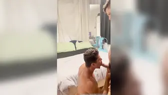 Un livreur en moto baise le copin du fiancé latin musclé dans une s...