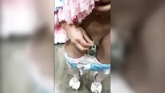 Jovencito asiático travesti en jaula de castidad y uniforme militar