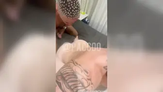 肌肉发达的拉丁裔猛男被纹身好友舔肛