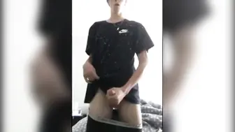 Twink de óculos dá punheta suja na webcam
