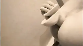 瘦削业余男孩用大假阳具扩张自己的后穴