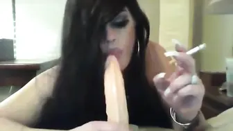 Crossdresser amateur fumando y montando consolador