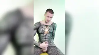 肌肉猛男享受人体彩绘和硬核肛交