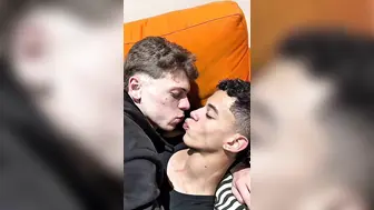 أصدقاء أملاس لاتينيون يمصون ويمتارون في فندق
