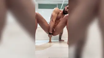 El daddy latino pierre prueba juguetes anales en webcam