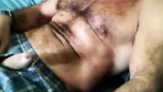 Papá oso barbudo se masturba la polla grande y peluda en solitario