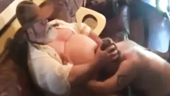 Papá vaquero maduro recibe una mamada de un oso más joven