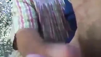 Papá maduro recibe paja al aire libre en público