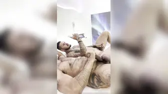 أب لاتيني ناضج عضلي يستمني في غرفة فندق