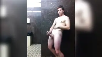 Twink exibicionista se masturba no parque aquático na webcam