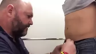 Bear e twink amadores, boquete no banheiro