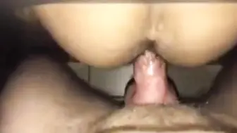 Papá con polla grande se corre dentro de pasivo en gloryhole