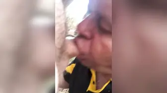 डैडी को समुद्र तट के टीले पर ब्लोजॉब मिलता है