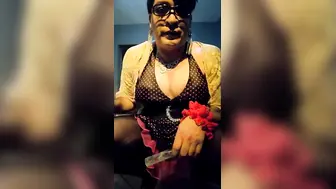 Travesti latina sensual viky provoca e masturba seu pau pequeno