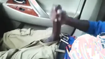 Ami amateur black se branle en voiture et éjacule