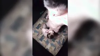 Un amateur suce une bite à genoux