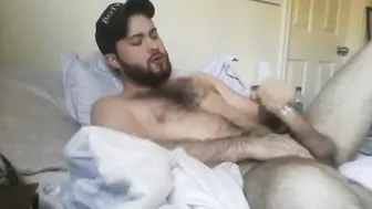 Tío amateur se masturba la polla grande en solitario