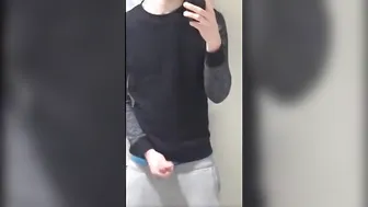 Twink con pantalones caídos se masturba en webcam en la universidad