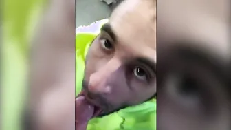 Constructor hambriento hace una mamada ansiosa al aire libre