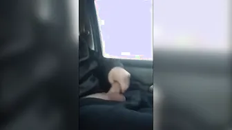 Jeune minet se branle sur un parking extérieur
