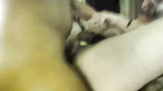 Estudiante latino amateur coge a pelo y llena de leche a un policía...