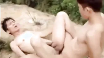 Jovencito asiático follado a pelo al aire libre en encuentro públic...