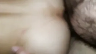 Peludo daddy folla a joven amateur al aire libre en escena anal har...