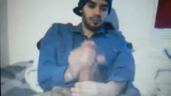 Joven twink latino se masturba la polla grande y dispara una buena ...