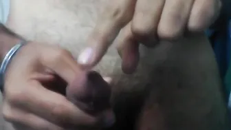 बालों वाले भारतीय डैडी हस्तमैथुन करते हैं और ज़ोर से स्खलन करते हैं