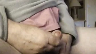 डैडी अपने छोटे लंड को हस्तमैथुन करते हैं