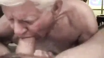 Papy aux cheveux gris suce une grosse bite et prend l'anal sans capote