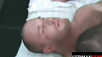 الفحل يمارس الجنس الفموي العنيف على حبيبه قبل نيكه بدون واقي