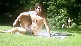 Espião hetero bate punheta com pau grande ao ar livre