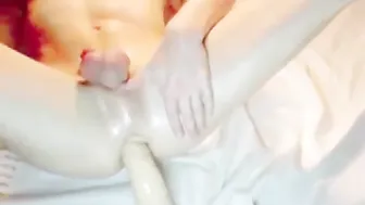 فتى نحيف مدهون يوسع طيزه بقضيب اصطناعي ضخم