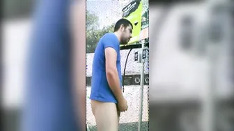 熊が公共の園芸センターでオナニーする
