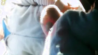 Papá maduro con bigote recibe mamada al aire libre de un amateur