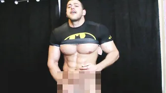 Cara amador musculoso provoca e bate punheta de pau duro em sessão ...