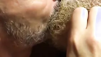 Casal de ursos peludos beijos apaixonados e boquete
