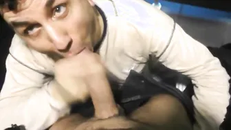 Twink romano dá boquete público no cinema