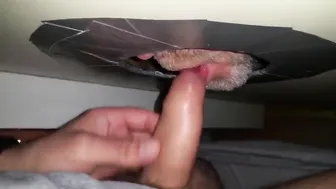 Daddy amador é chupado através de um glory hole