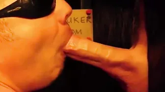 Pais amadores recebem boquetes por glory holes em público compilação