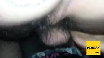 Hombre mayor se masturba y se corre en su coche