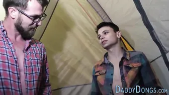 Enteado twink faz anal bareback com padrasto em viagem de acampamento