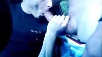 Twink faz boquete ao ar livre em estacionamento e toma gozada na cara