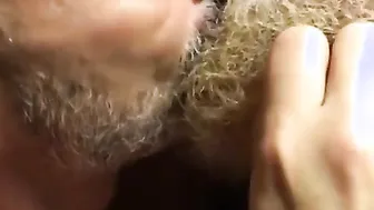 Oso amateur resiste ser besado por otro hombre