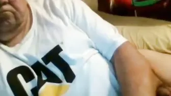 Papá maduro se masturba la polla en webcam amateur