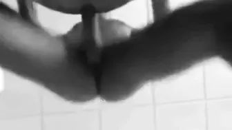 Tío amateur pasa de condón a follar a pelo con un twink